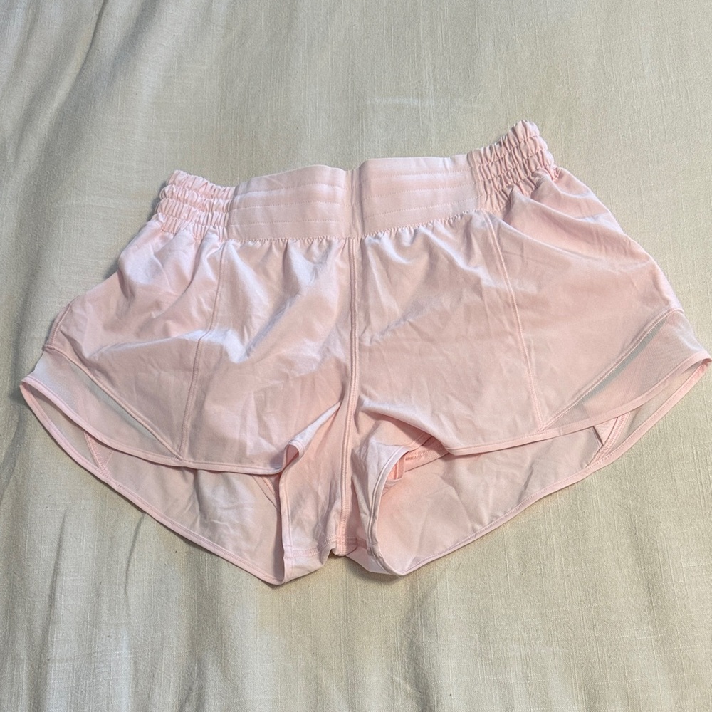 Lululemon Hotty Hot 2.5” Short, Strawberry Milkshake, size 8